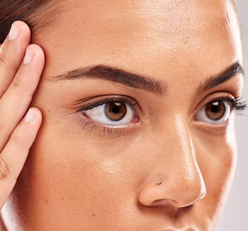 Cejas permanentes curvadas