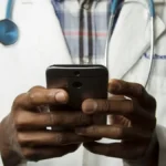Mujer en consulta médica para valorar injerto capilar en Córdoba