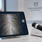 Mapa de densidad folicular y dermatoscopia en una consulta de valoración de injerto capilar en Córdoba, mostrando tablet con tricoscopia e instrumental de medición sobre mostrador de mármol