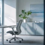 Escritorio de oficina luminoso y ordenado, simbolizando la reincorporación al trabajo tras un injerto capilar en Córdoba